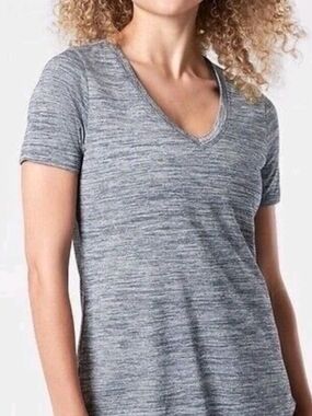 Athleta Heathered Gray V Neck Short Sleeve T Shirt Top Women's Small Breezy